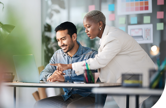 セキュリティ（SecurityとCompliance）を表す盾の図の上に、DevSecOpsライフサイクルの各ステージであるPlan、Code、Build、Test、Release、Deploy、Operate、Monitorが、無限大の形に沿って配置された図。